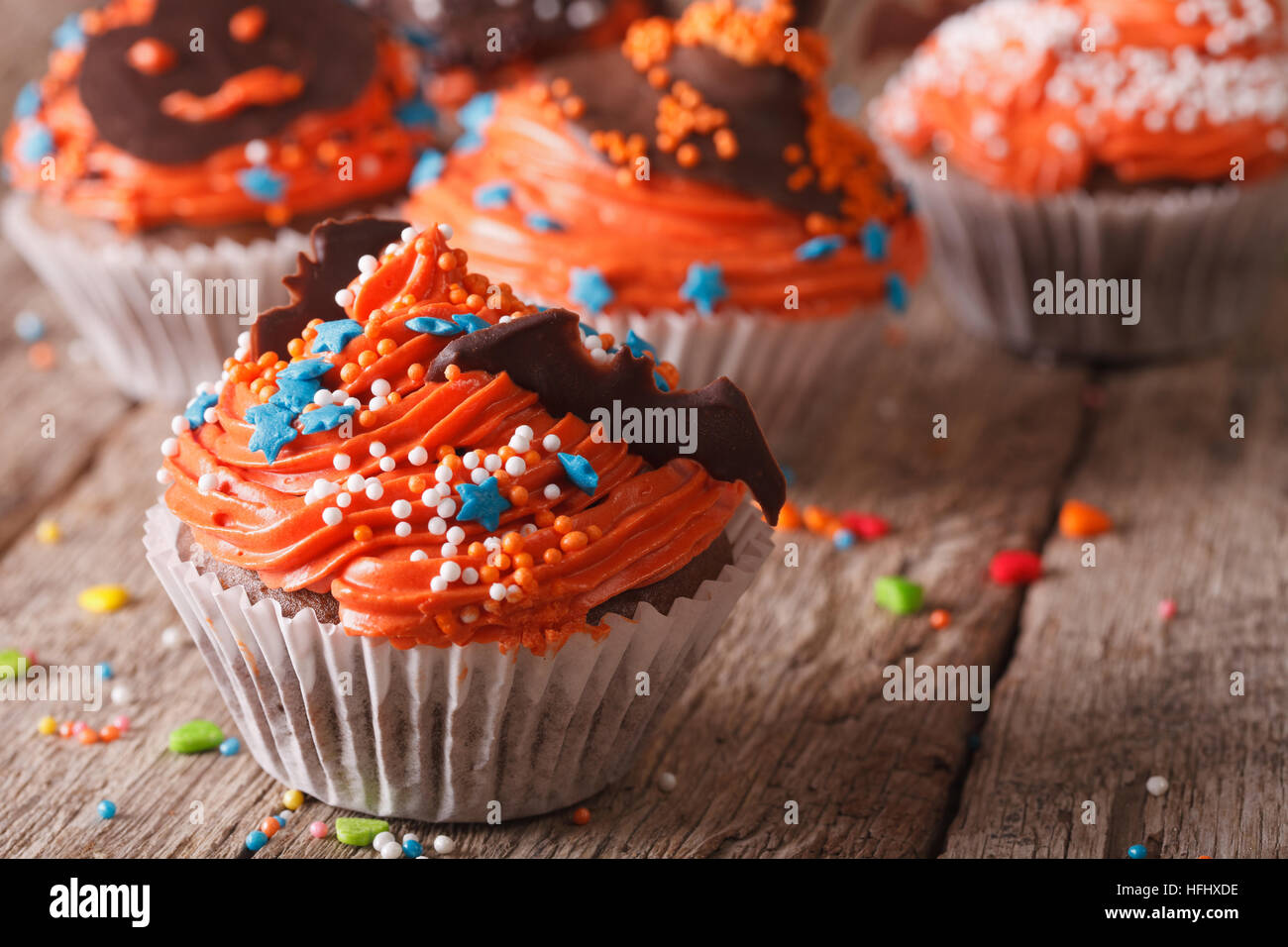 Halloween orange chocolat cupcakes avec bat sur une table horizontale de près. Banque D'Images