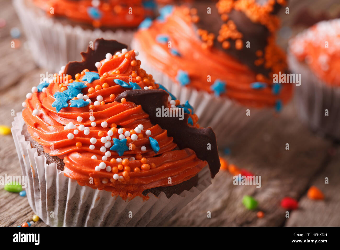 Halloween fête chocolat cupcakes avec bat sur une table close-up. L'horizontale Banque D'Images