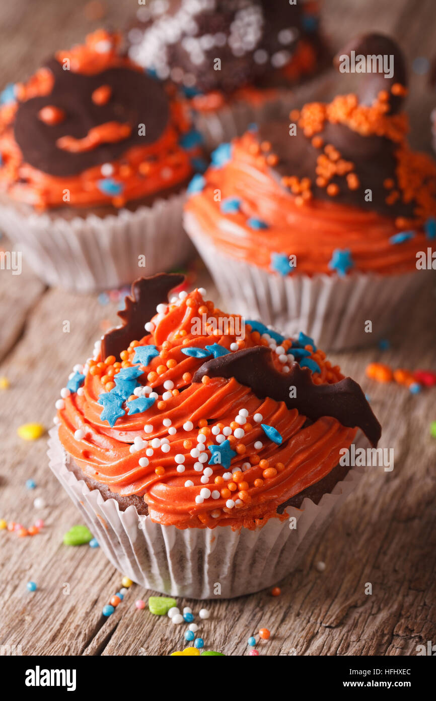 Halloween fête chocolat cupcakes avec bat sur une table close-up vertical. Banque D'Images
