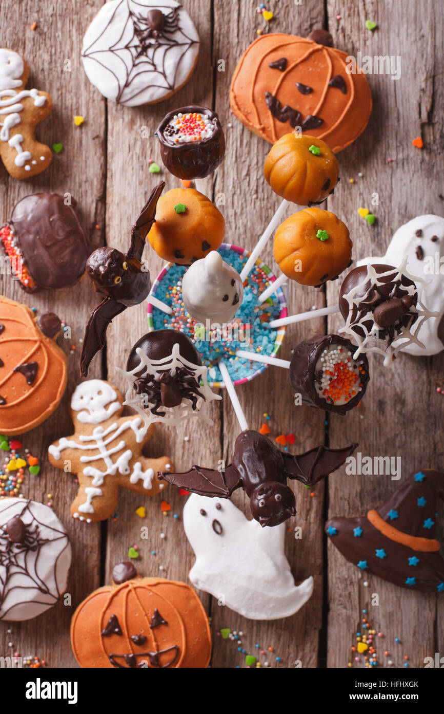 Pop Halloween gâteaux et biscuits au gingembre sur la table. vertical vue d'en haut Banque D'Images