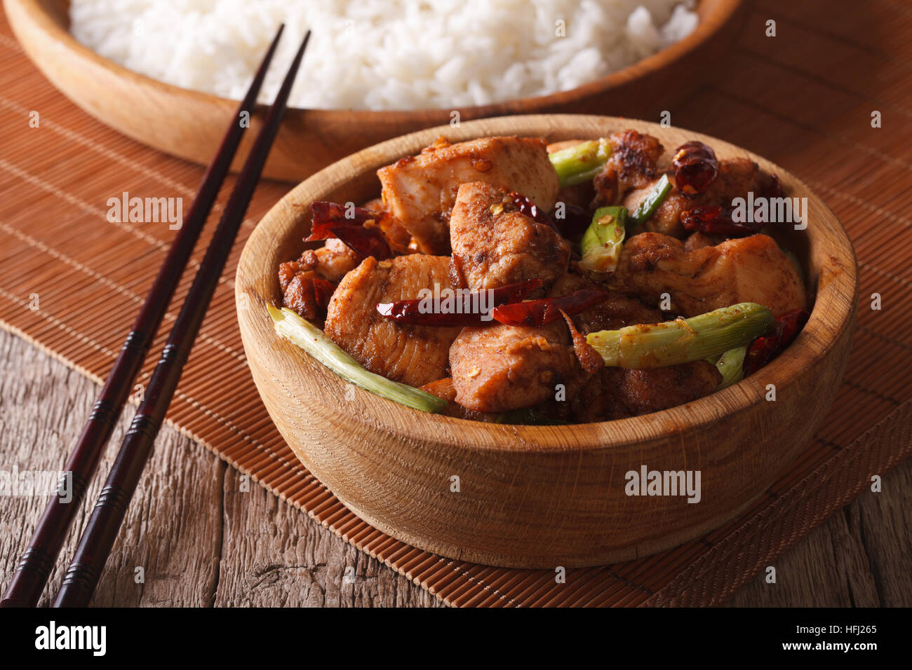 Filets de poulet Kung Pao dans un bol de riz et de près. L'horizontale Banque D'Images