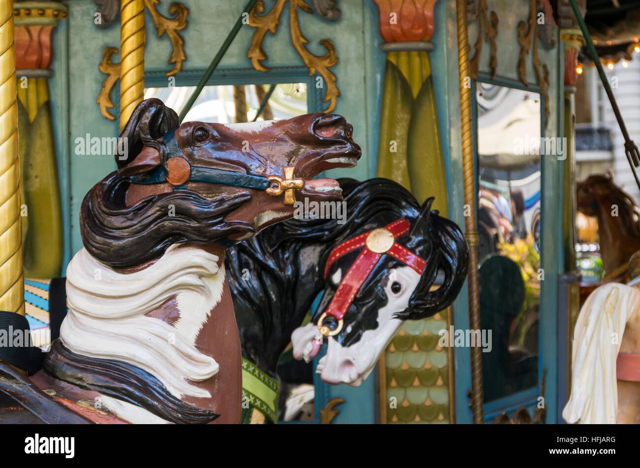 Vue latérale du manège en bois rond-point chevaux Banque D'Images