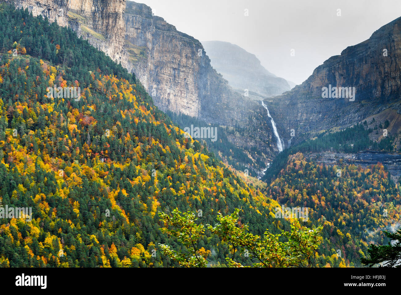 Cirque de Cotatuero et cascade. Parc National de Ordesa. Chaîne des Pyrénées, Huesca, Espagne, Europe. Banque D'Images