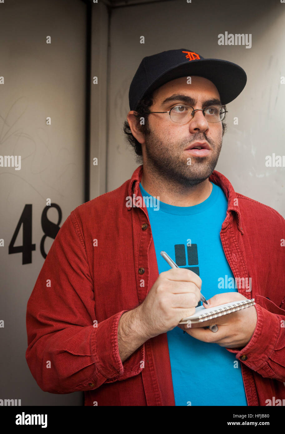 Artiste Jason Polan à New York City, photographié en octobre 2011. Banque D'Images