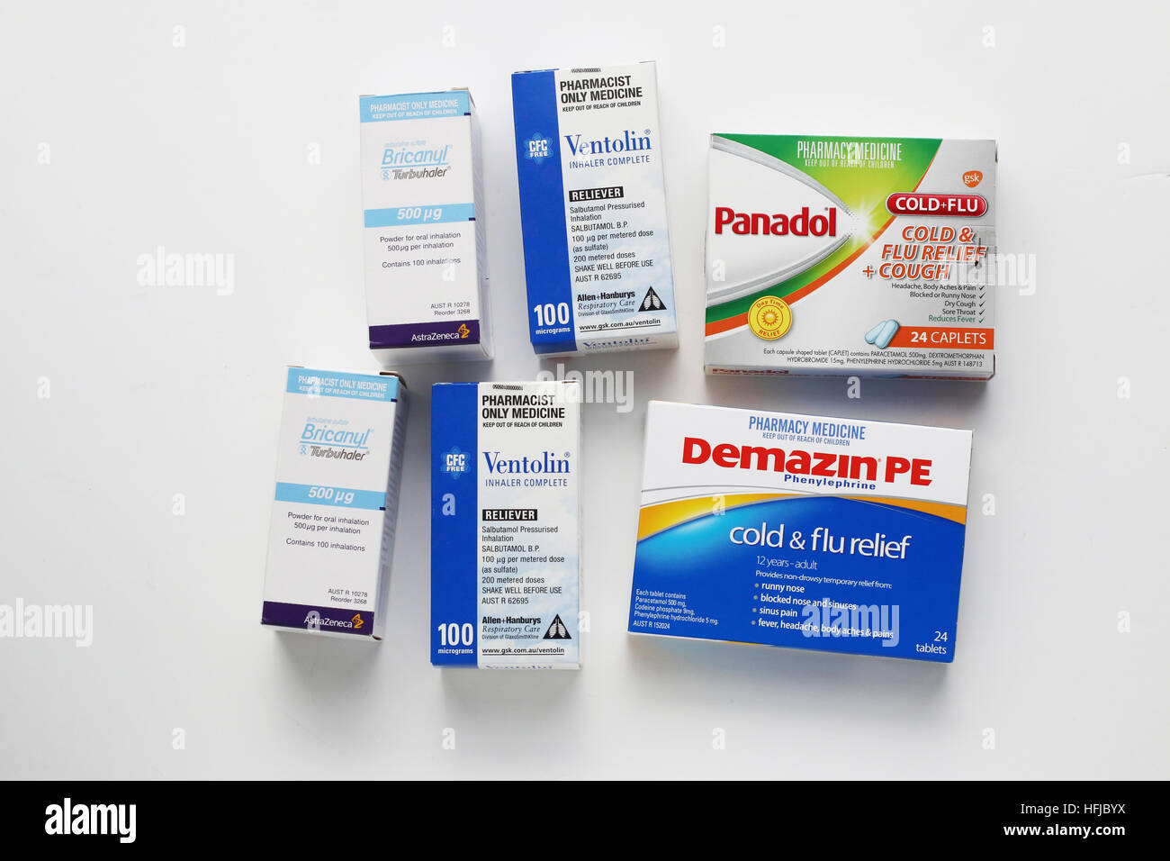 Bricanyl, Ventolin, Demazin et Panadol froid et la grippe et la toux comprimés dans une boîte de secours contre isolé sur fond blanc Banque D'Images