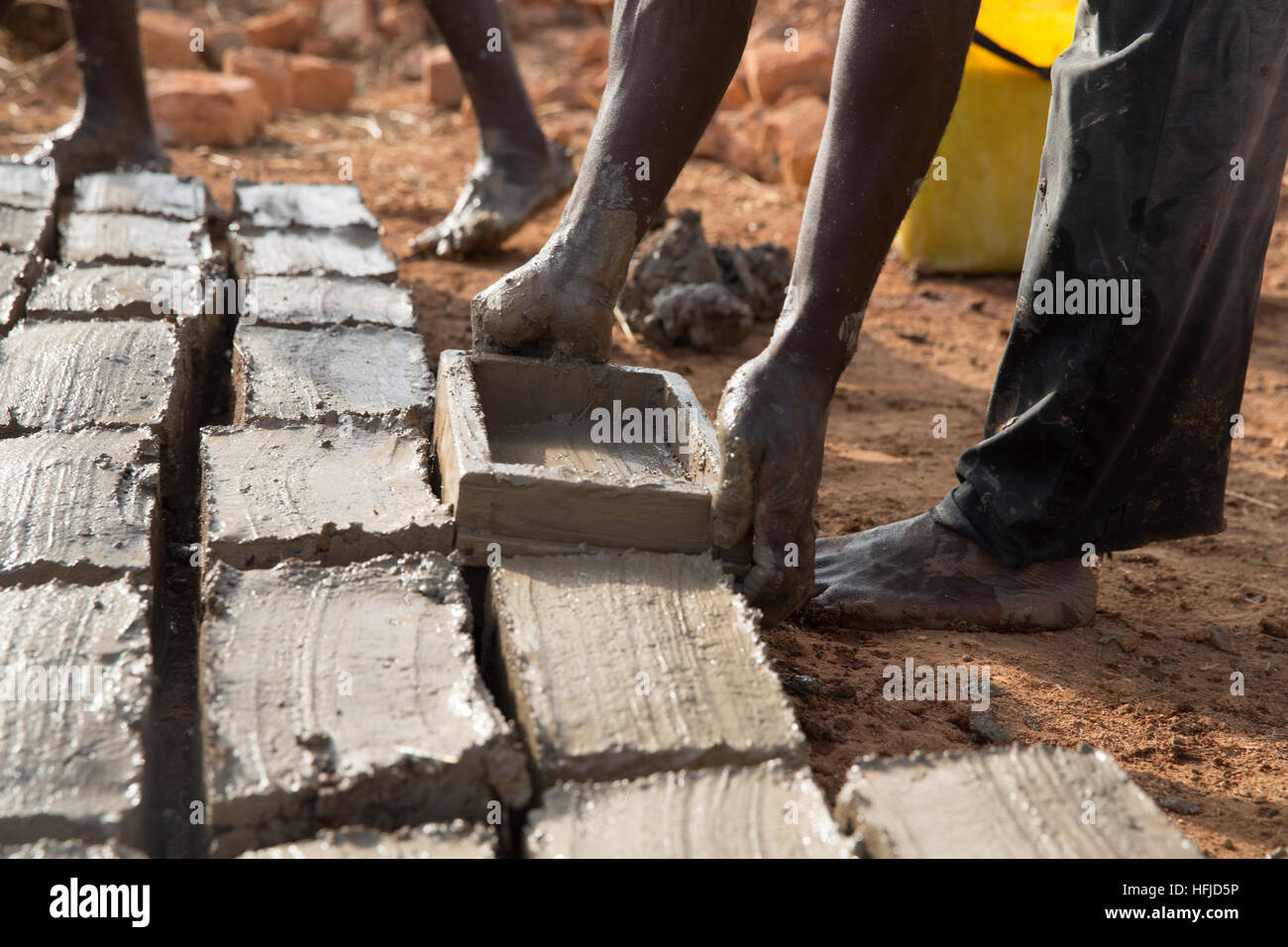 Kiniero, Guinée, Avril 2015 : Ouvriers agricoles travaillant pour les brickmaker Kabinè Condé. Banque D'Images