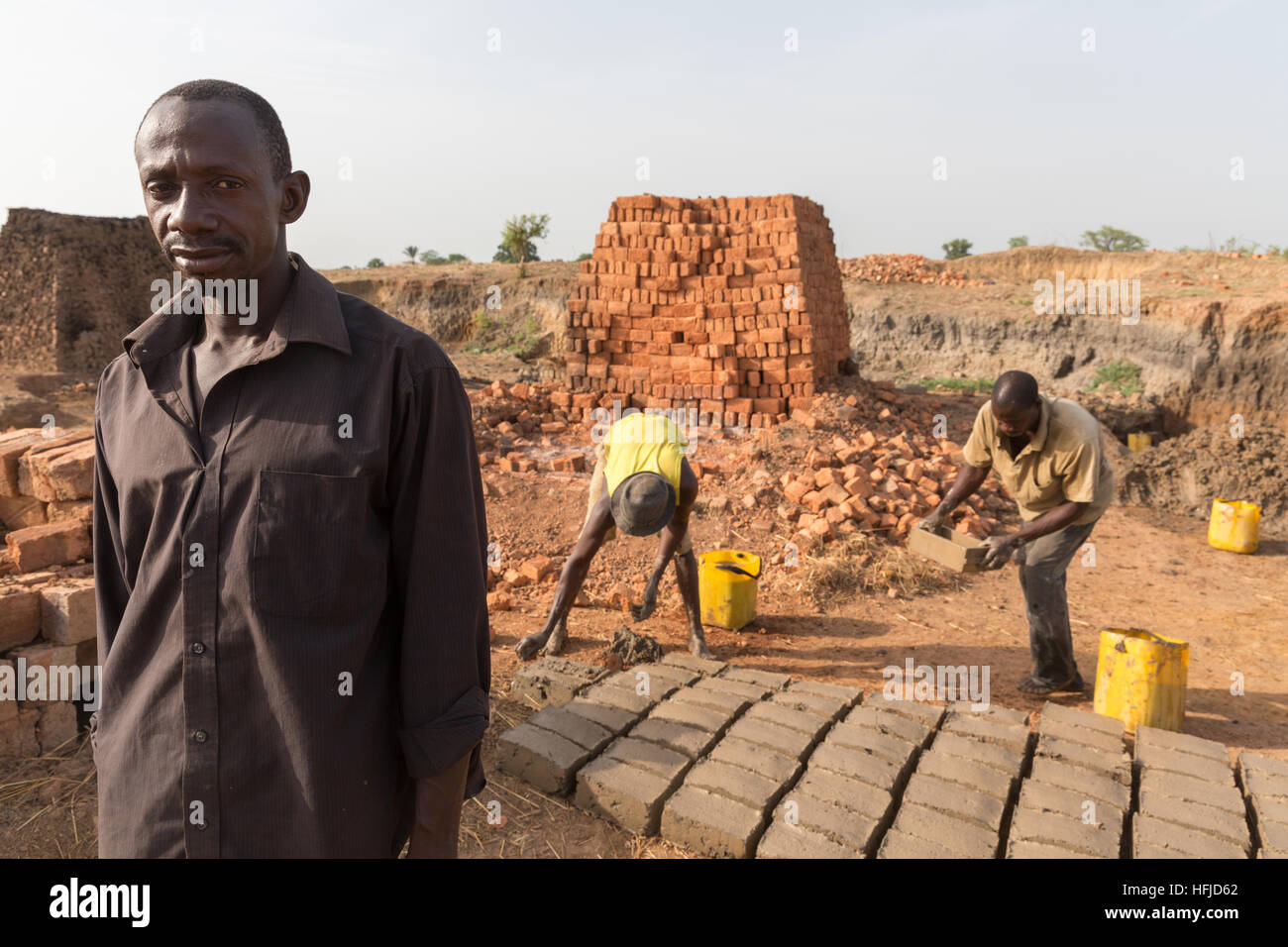Kiniero, Guinée, Avril 2015 : Ouvriers agricoles travaillant pour les brickmaker Kabinè Condé. Banque D'Images