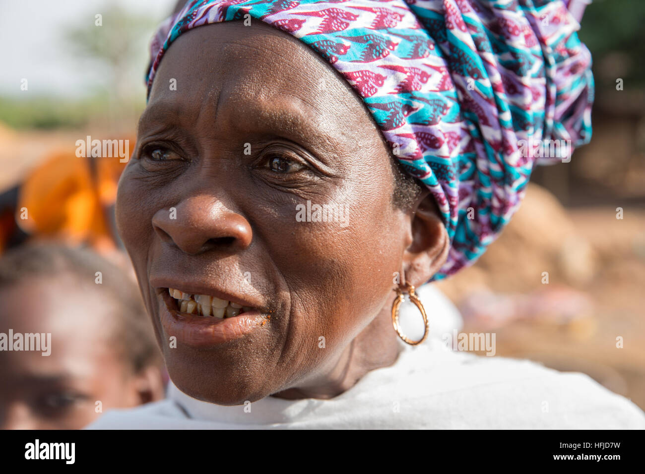 Kiniero, Guinée, Avril 2015 : Bintou Condé et amis chanter pour peu d'argent après un lac annuelle traditionnelle de pêche-partie. Banque D'Images