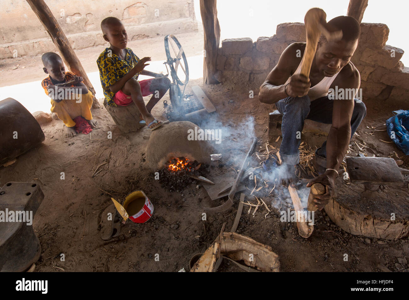 Kiniero, Guinée, le 30 avril 2015 : Mamady Camara, 35 ans, a été un forgeron depuis qu'il était un enfant, ici prendre une poignée pour une hache. Banque D'Images