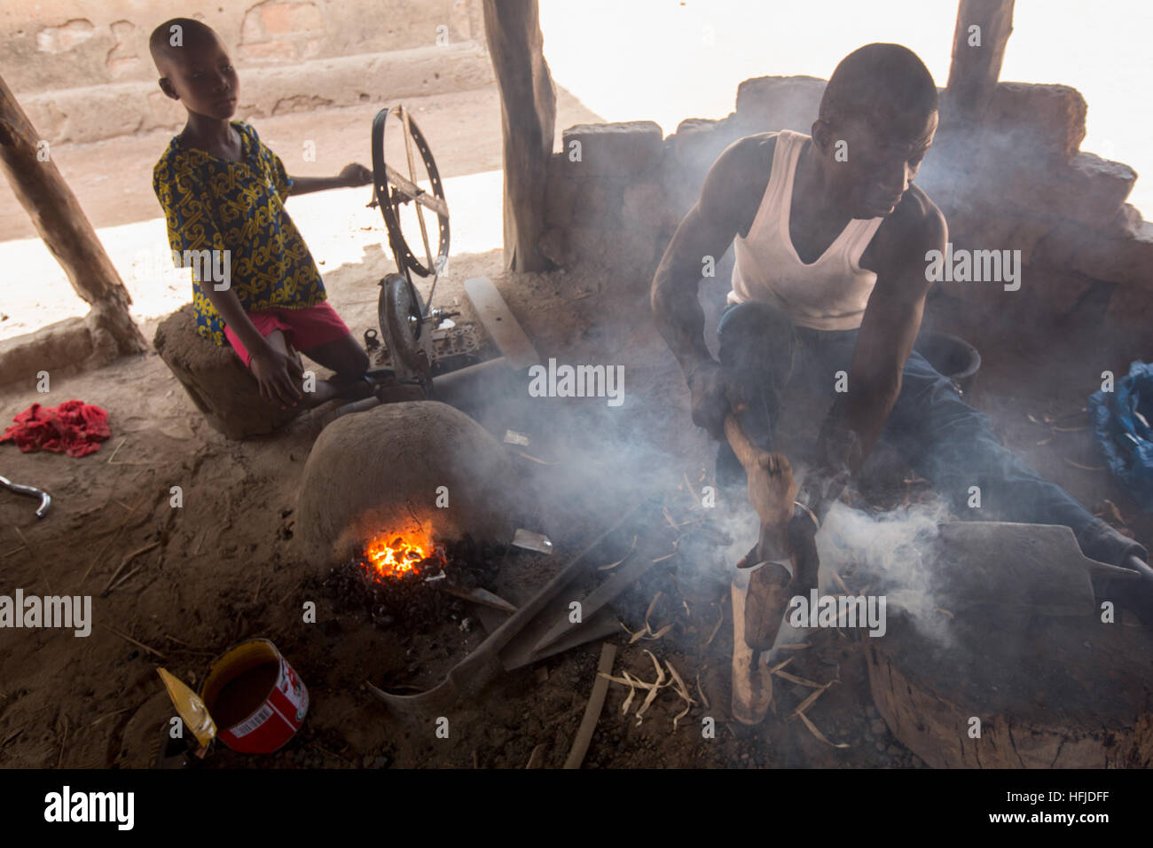 Kiniero, Guinée, le 30 avril 2015 : Mamady Camara, 35 ans, a été un forgeron depuis qu'il était un enfant, ici prendre une poignée pour une hache. Banque D'Images