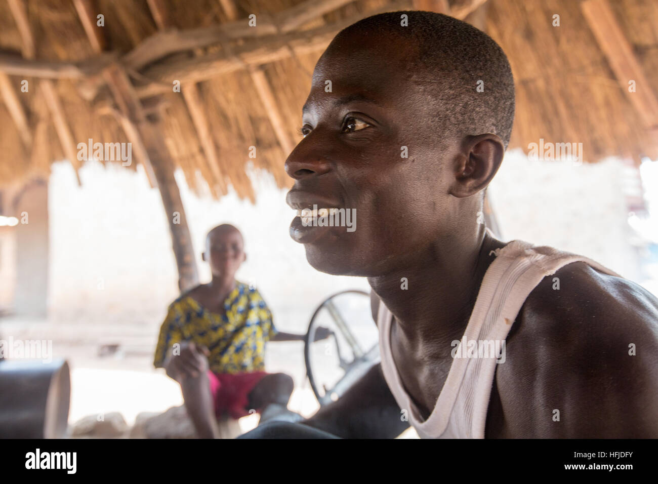 Kiniero, Guinée, le 30 avril 2015 : Mamady Camara, 35 ans, a été un forgeron depuis qu'il était un enfant, ici prendre une poignée pour une hache. Banque D'Images