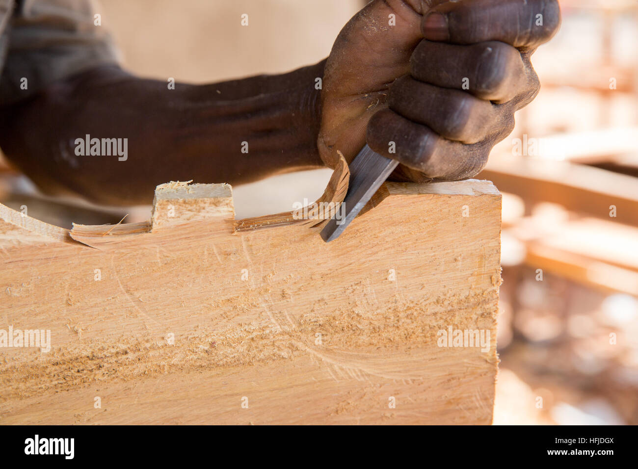 Kiniero, Guinée, le 30 avril 2015 : entreprise de menuiserie faire les lits et meubles. Banque D'Images