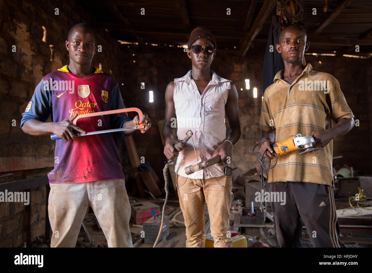 Kiniero, Guinée, le 30 avril 2015 : atelier de soudure des métaux et des portes et des réparations. Banque D'Images
