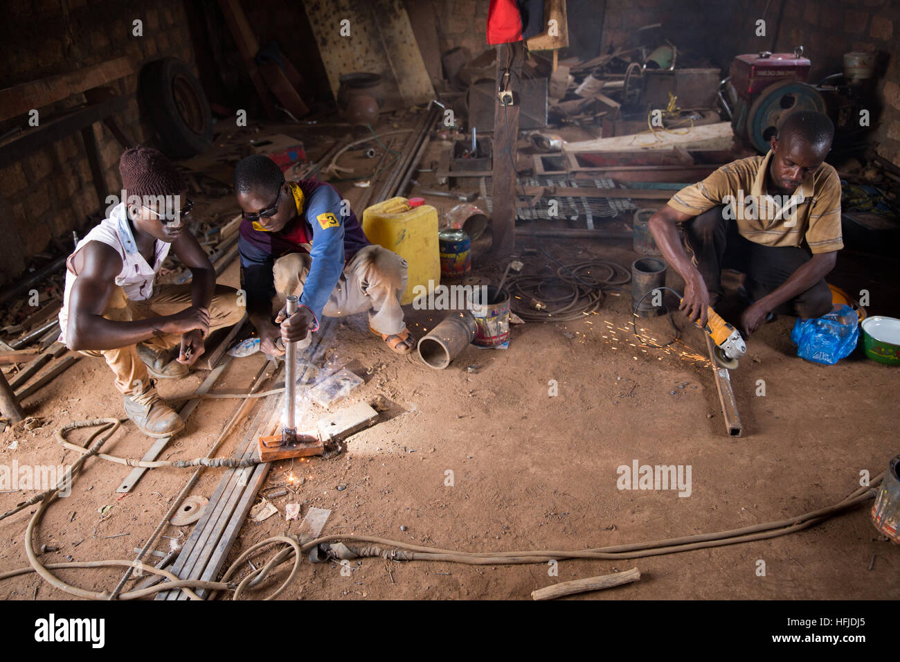 Kiniero, Guinée, le 30 avril 2015 : atelier de soudure des métaux et des portes et des réparations. Banque D'Images
