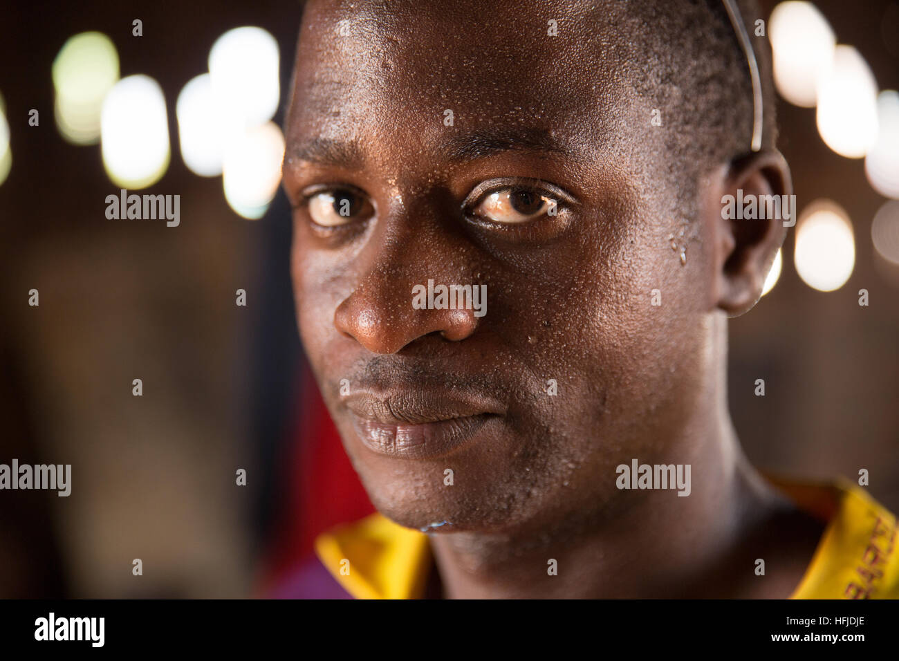 Kiniero, Guinée, le 30 avril 2015 : atelier de soudure des métaux et des portes et des réparations. Banque D'Images
