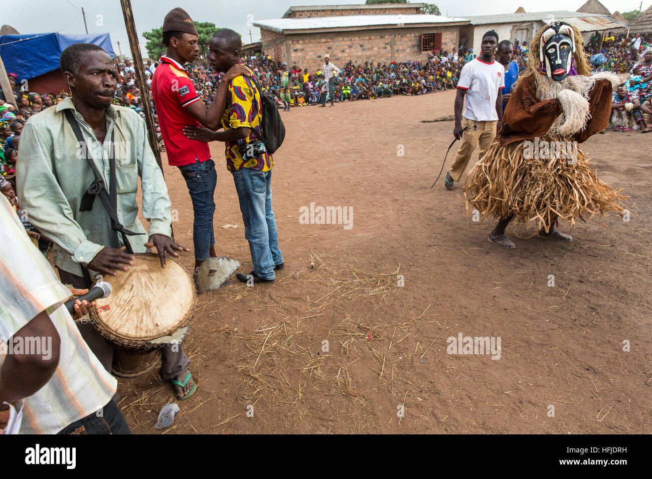 Kiniero, Guinée, le 30 avril 2015 : personnes assistent à la célébration de l'assemblée annuelle du village journée de pêche dans un lac local le jour avant. Banque D'Images