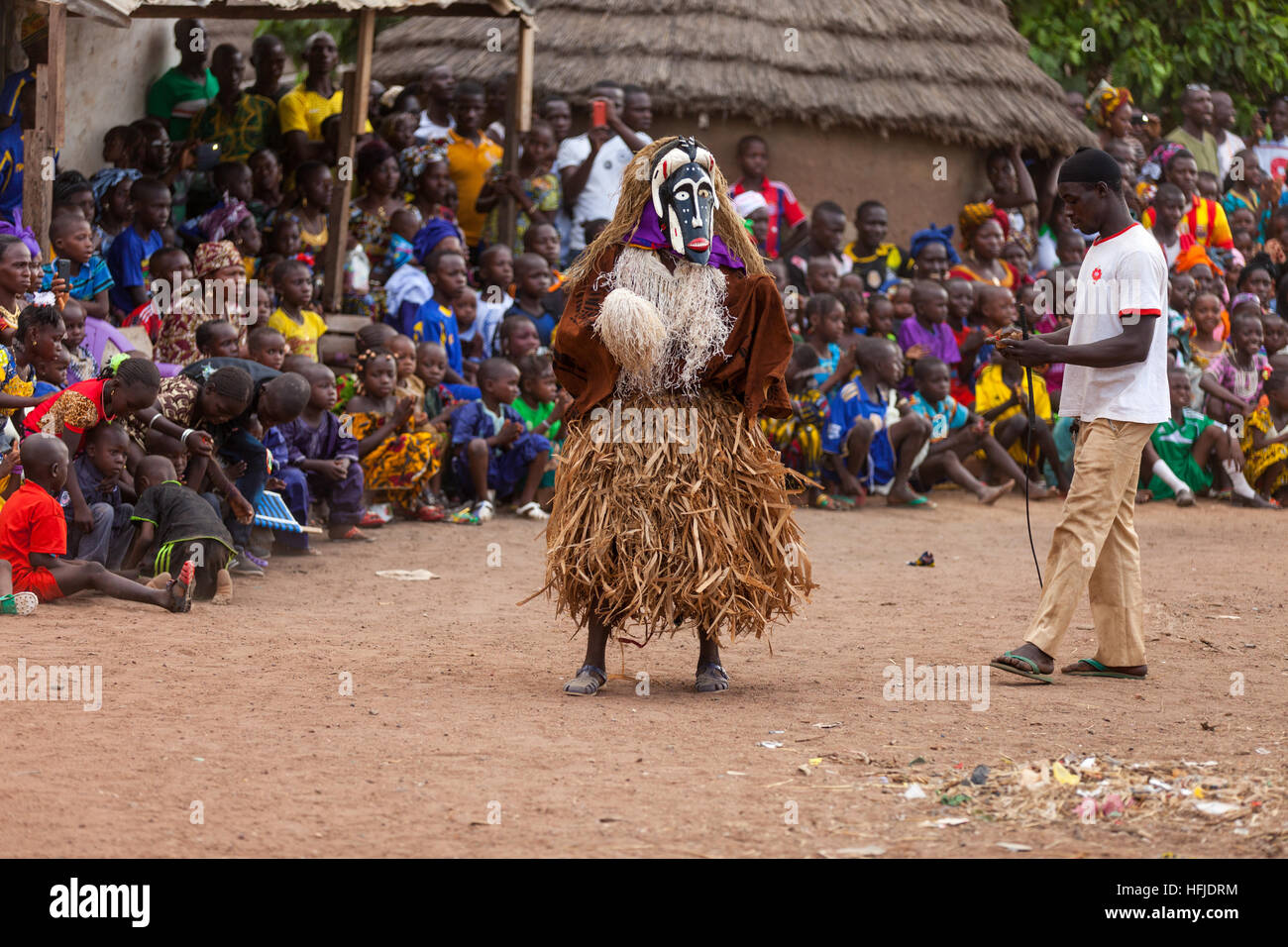 Kiniero, Guinée, le 30 avril 2015 : personnes assistent à la célébration de l'assemblée annuelle du village journée de pêche dans un lac local le jour avant. Banque D'Images