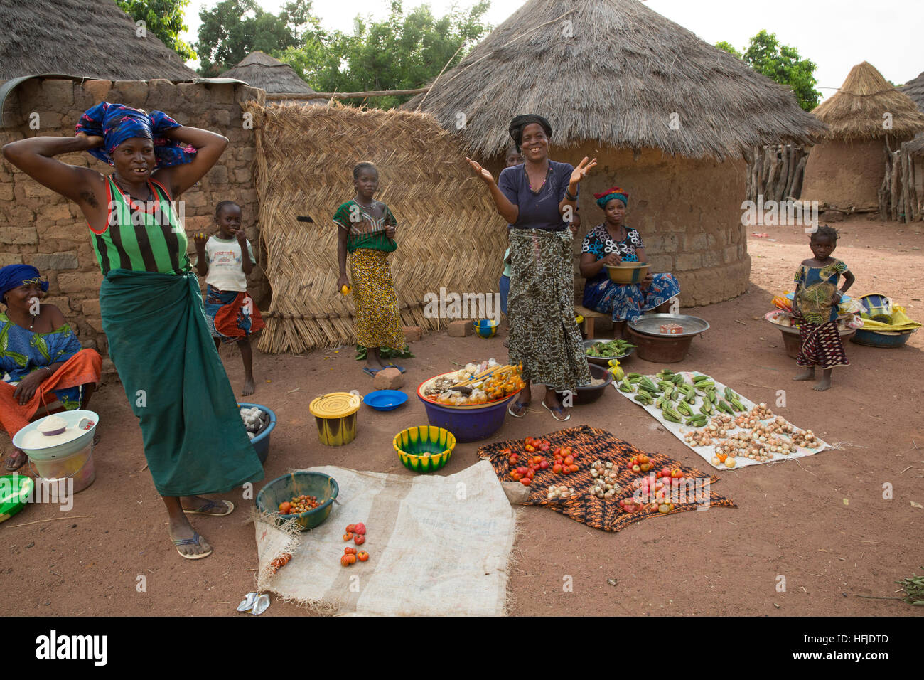 Kiniero, Guinée, le 30 avril 2015 : ce village et les environs seront inondées par le barrage de Fomi. Les femmes vendent légumes à la fin de la journée. Banque D'Images