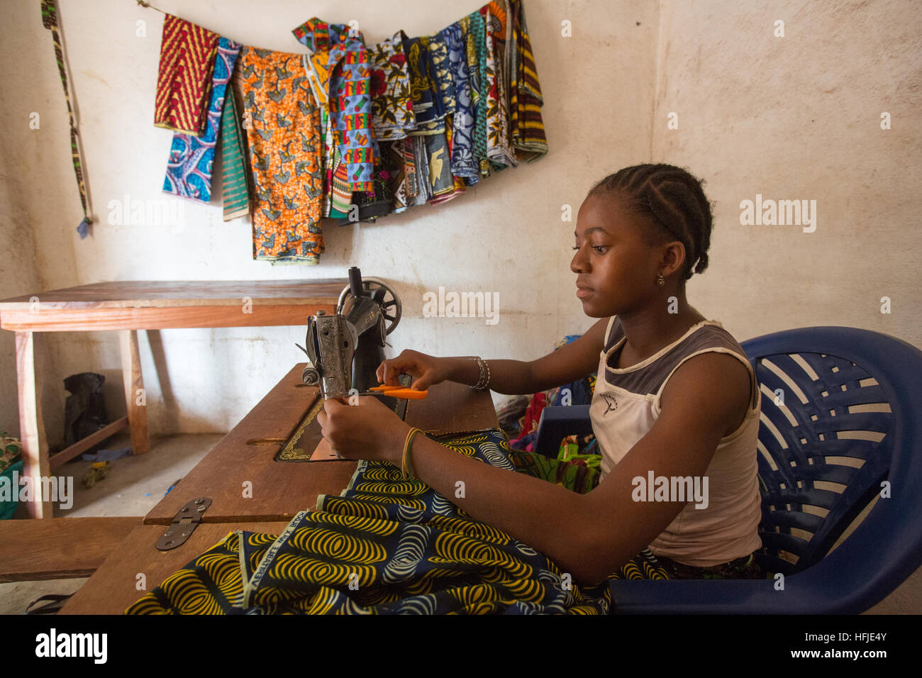 Village Baro, Guinée, 1er mai 2015 : atelier de tailleurs. Adama Conde, 15 stagiaires, tailleur, a commencé ici récemment et veut devenir une robe-bouilloire. Banque D'Images