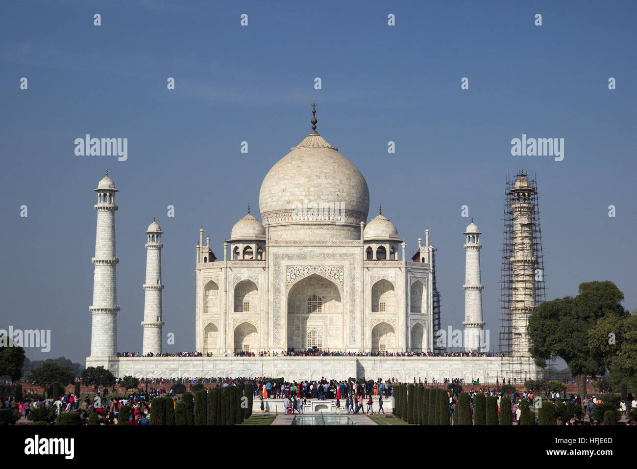 Monument du patrimoine de l'UNESCO Taj Mahal à Agra. Il est en cours de rénovation avec des réparations pour le minaret Banque D'Images
