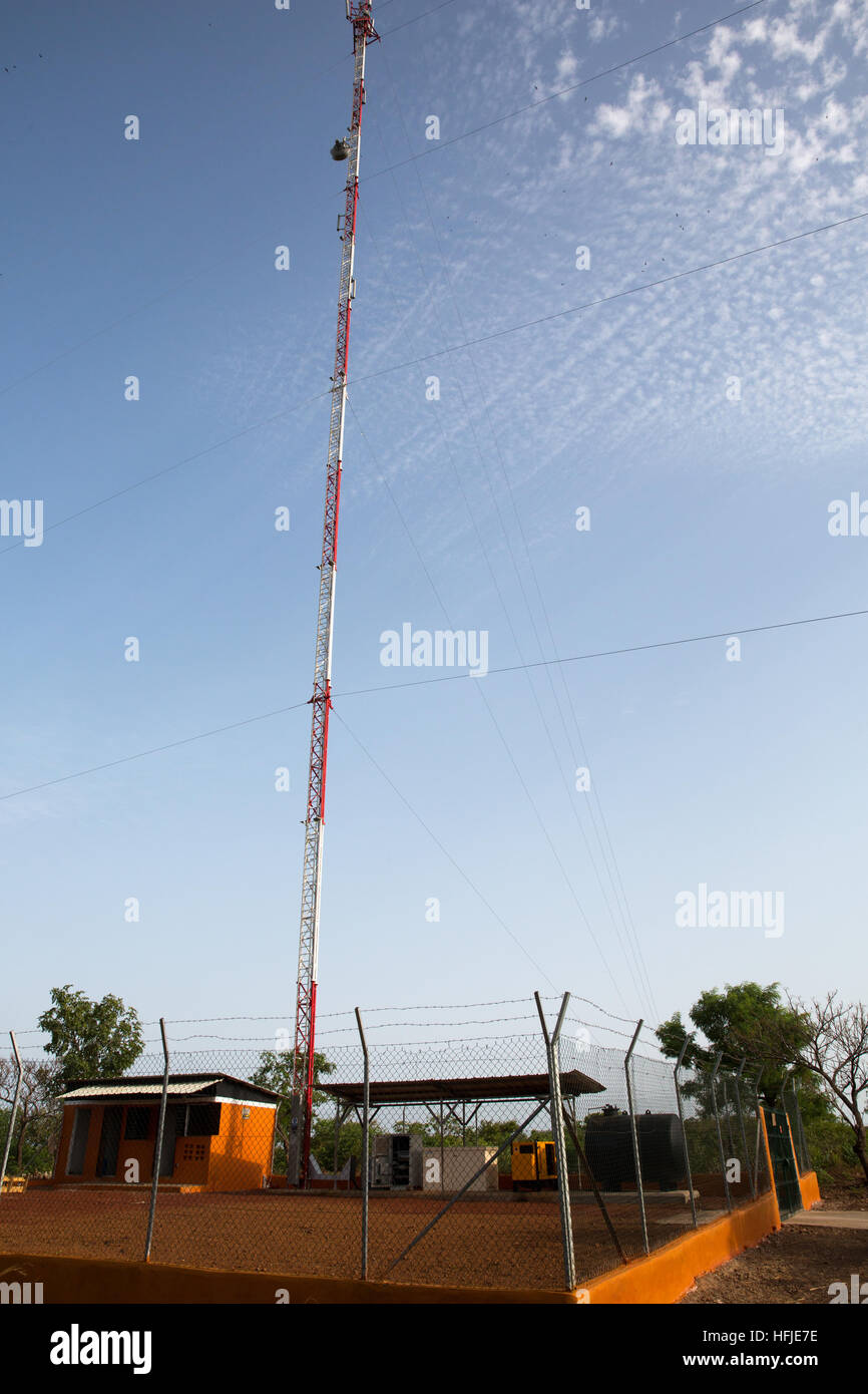 Gbderedou Baranama, Guinée, 2 mai 2015 ; ce village et région sera inondé par le barrage. Un mât de téléphonie mobile installé récemment. Banque D'Images