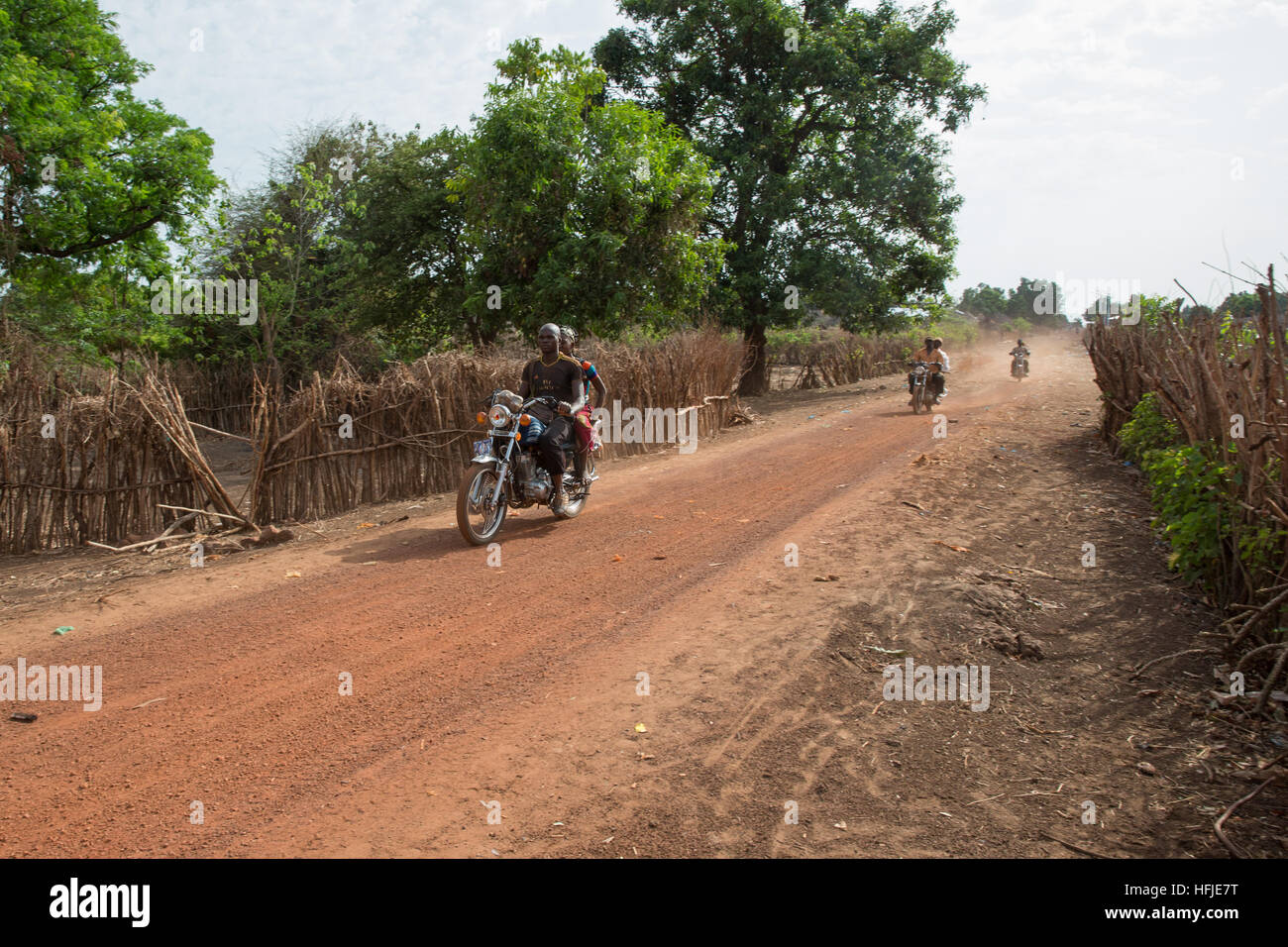 Gbderedou Baranama, Guinée, 2 mai 2015 ; les jeunes qui quittent tôt le matin pour les mines Sanana, 12 kms. Banque D'Images