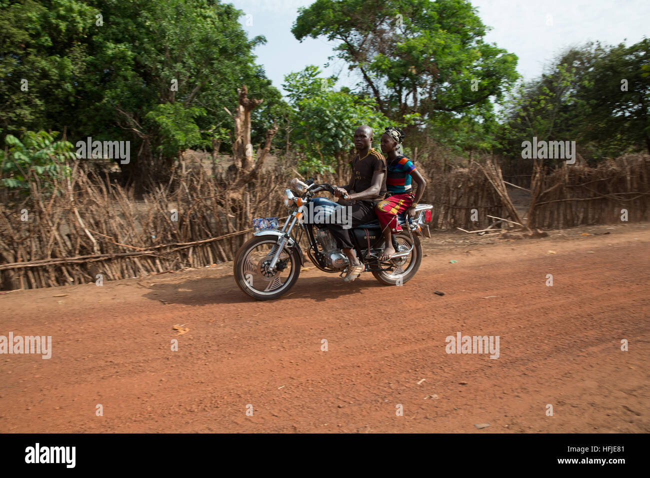 Gbderedou Baranama, Guinée, 2 mai 2015 ; les jeunes qui quittent tôt le matin pour les mines Sanana, 12 kms. Banque D'Images