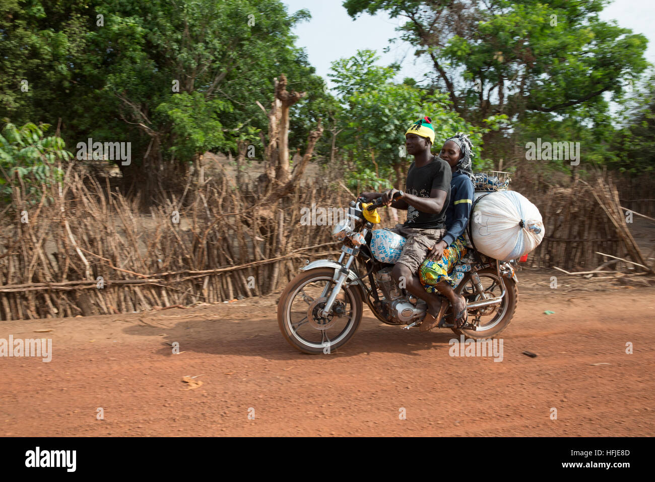 Gbderedou Baranama, Guinée, 2 mai 2015 ; les jeunes qui quittent tôt le matin pour les mines Sanana, 12 kms. Banque D'Images