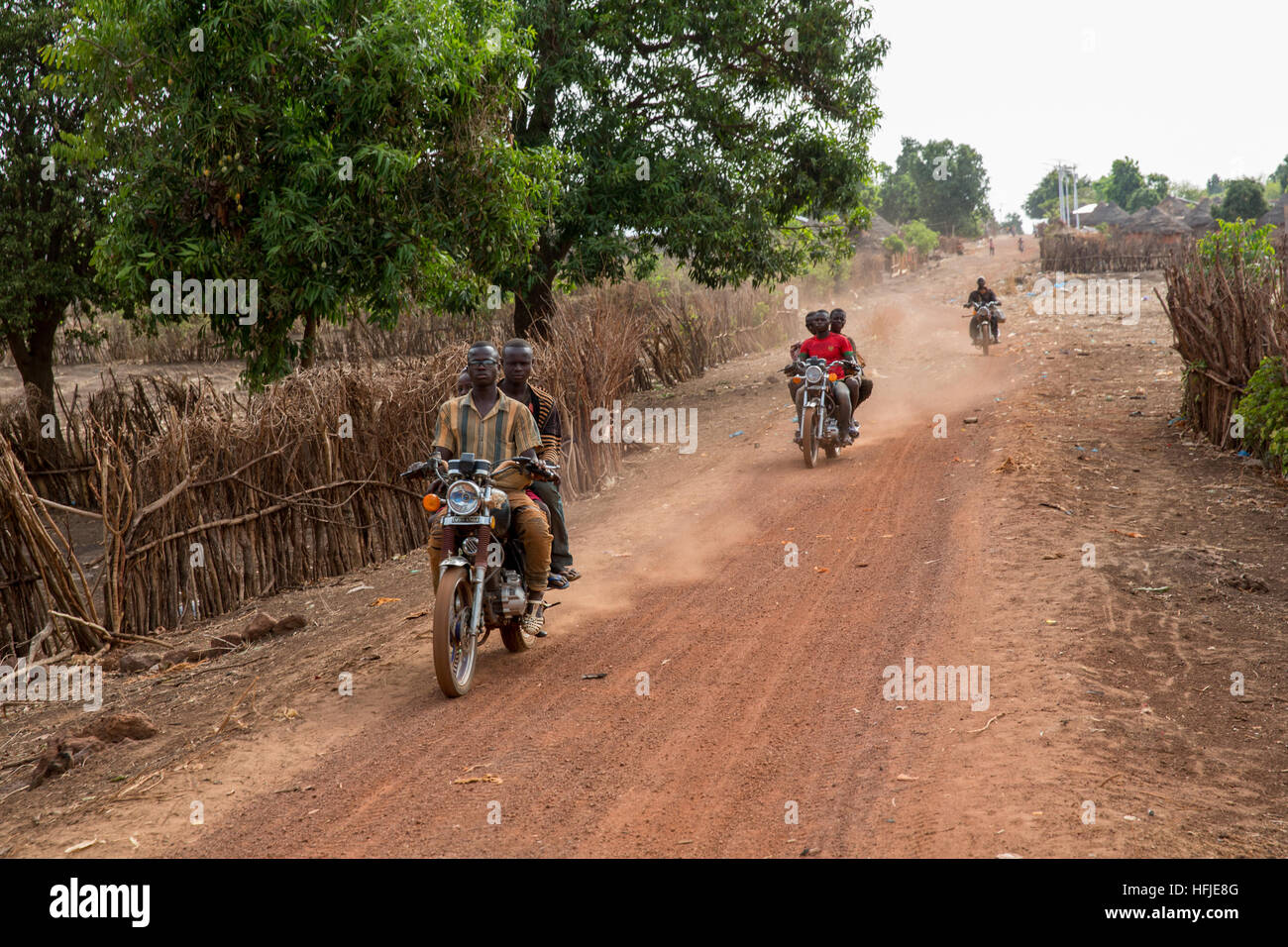 Gbderedou Baranama, Guinée, 2 mai 2015 ; les jeunes qui quittent tôt le matin pour les mines Sanana, 12 kms. Banque D'Images