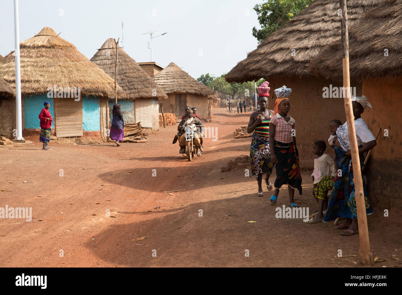 Gbderedou Baranama, Guinée, 2 mai 2015 ; les jeunes qui quittent tôt le matin pour les mines Sanana, 12 kms. Banque D'Images