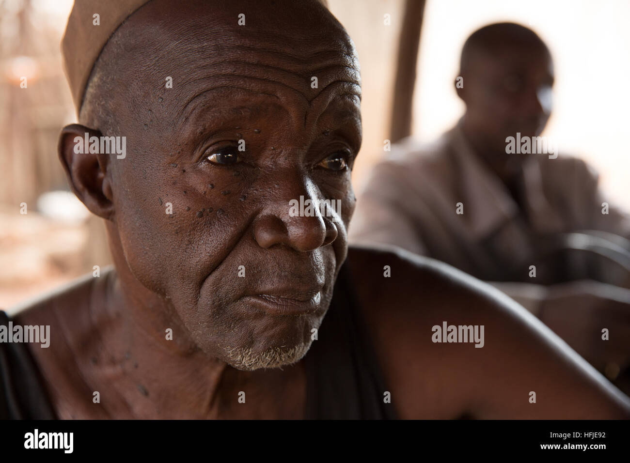 Gbderedou Baranama, Guinée, 2 mai 2015 ; Forgeron Namory Camara, 80 ans, 2 femmes, 12 enfants, à l'extérieur de sa maison. Banque D'Images