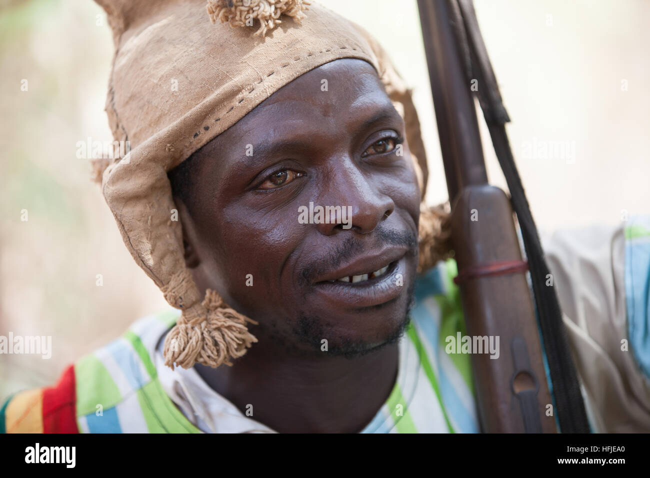 Gbderedou Baranama, Guinée, 2 mai 2015 ; un groupe de chasseurs du village avec leurs fusils. Ils chassent dans la forêt chaque jour. Banque D'Images