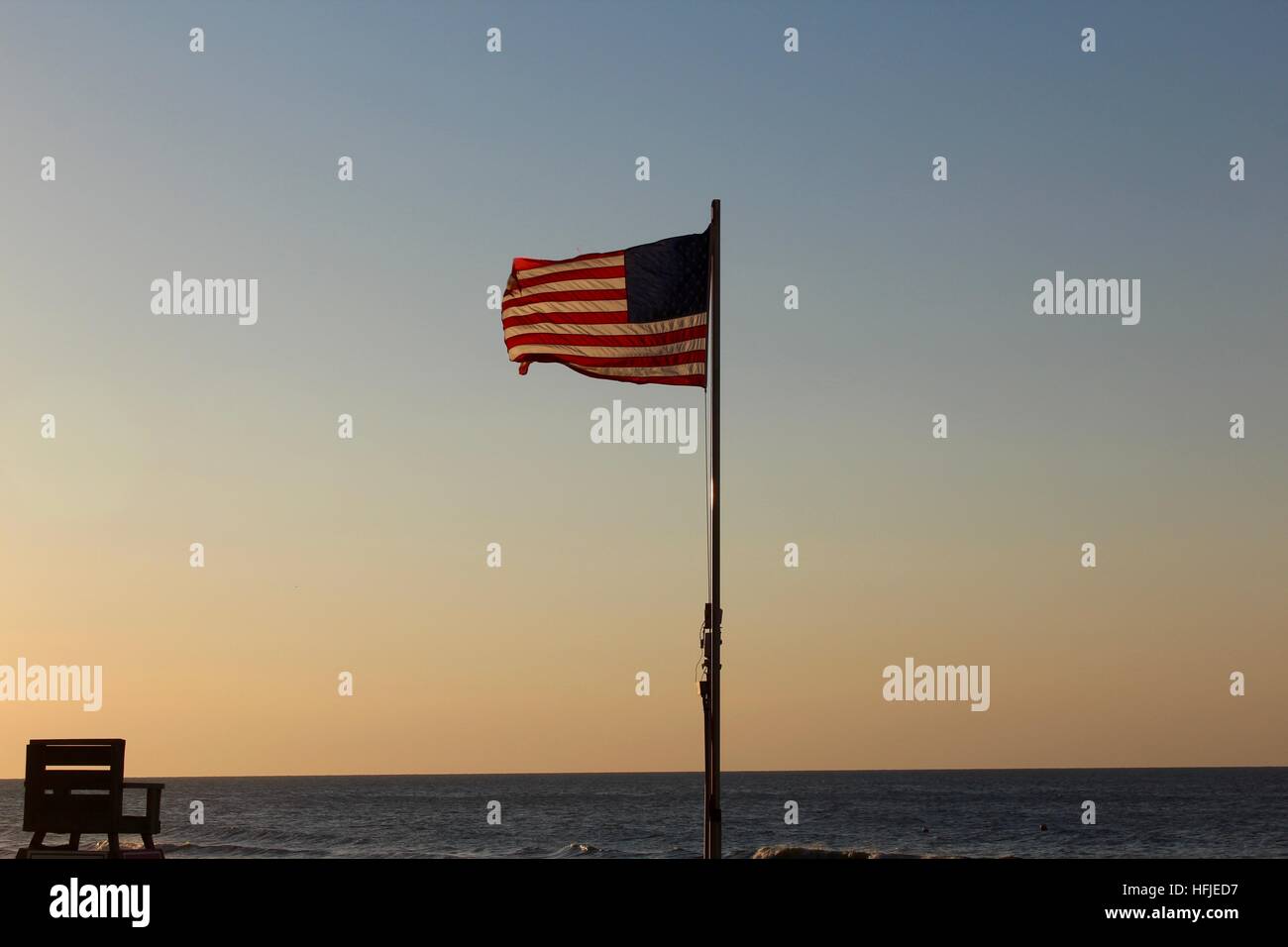 Le drapeau des États-Unis contre le ciel du matin. Banque D'Images