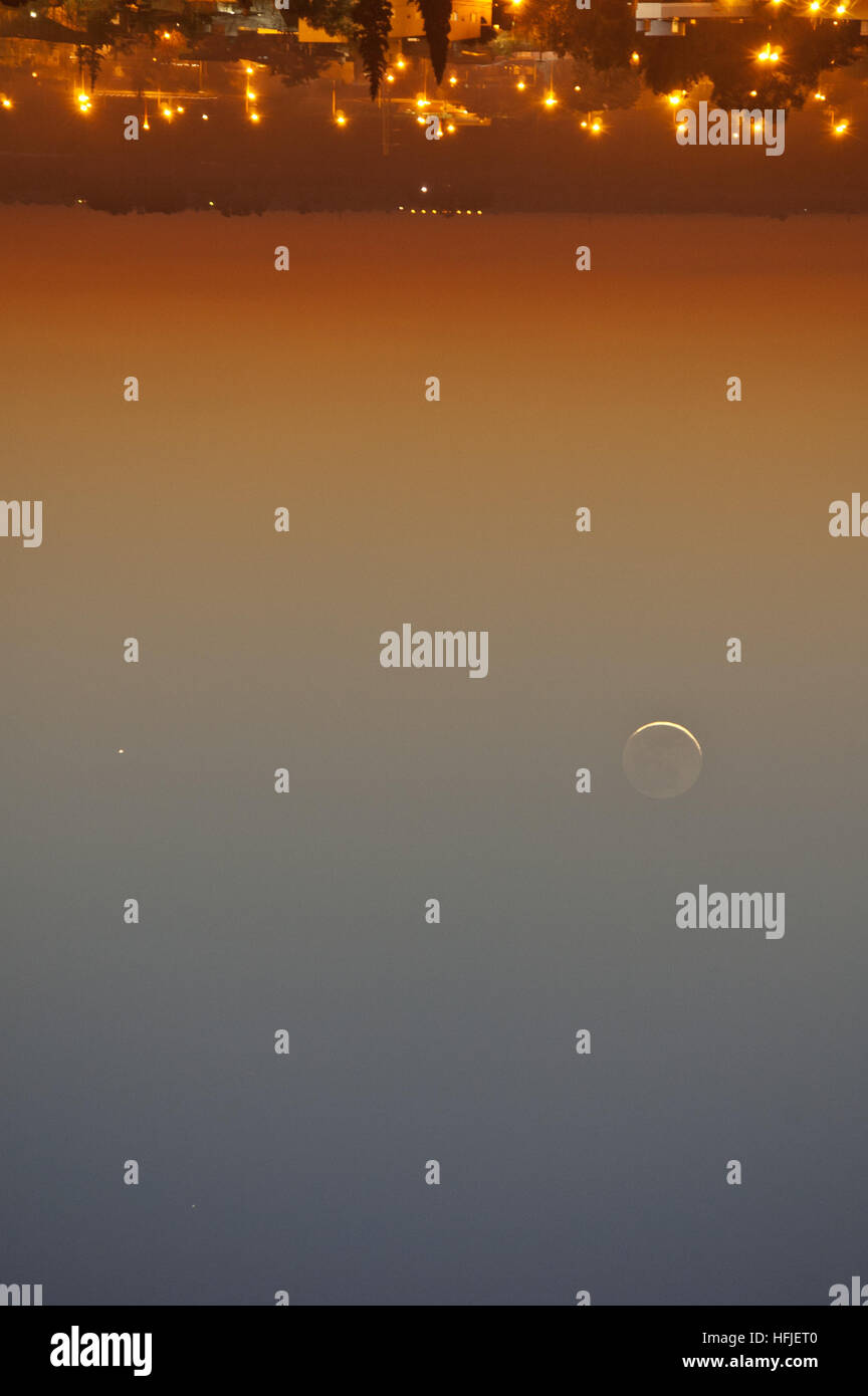 Nouvelle Lune et Mercure sur horizon Banque D'Images