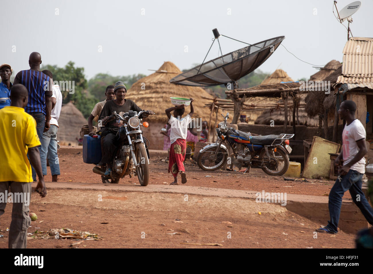 Koumban village, Guinée, 2 mai 2015 ; ce domaine est au-dessus du niveau proposé du barrage de Fomi et devront prendre au personnes déplacées. la vie quotidienne sur la rue principale. Banque D'Images