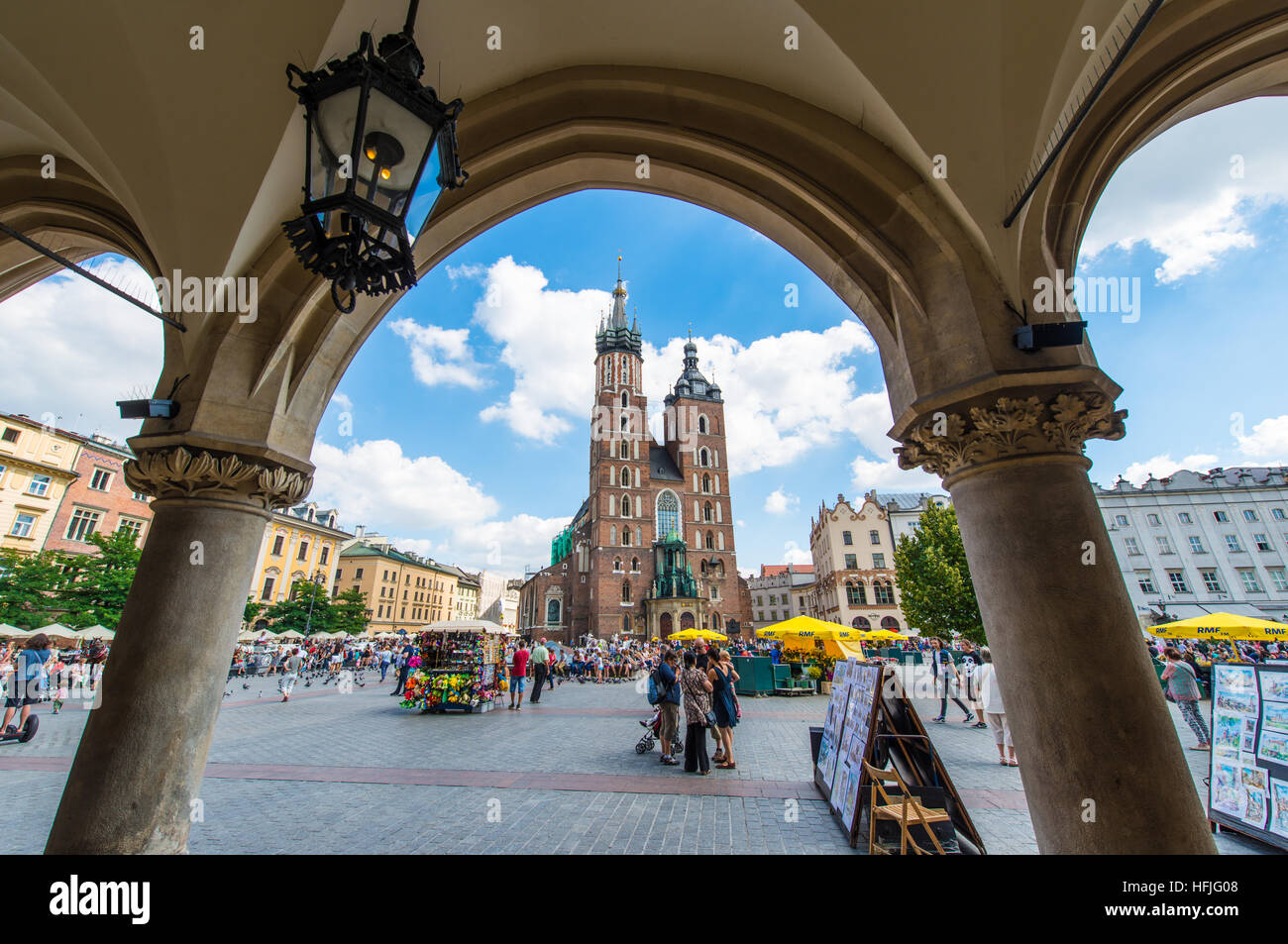 La basilique Sainte-Marie, Cracovie est une église gothique en brique à côté de la place du marché principale de Cracovie. Célèbre pour son retable en bois de Veit Stoss Banque D'Images