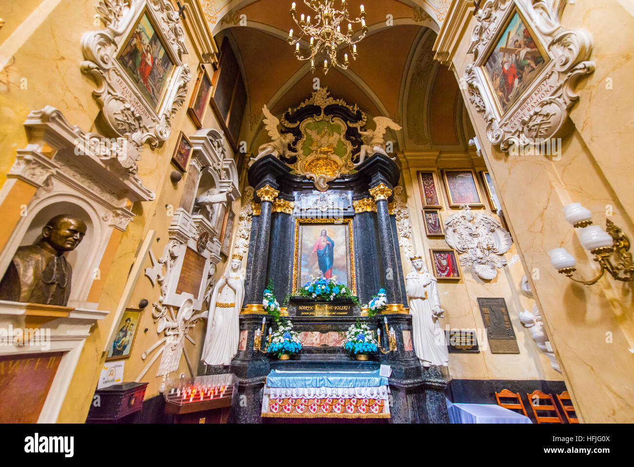 Belle photo de l'intérieur de l'église catholique romaine situé à Cracovie Pologne Banque D'Images