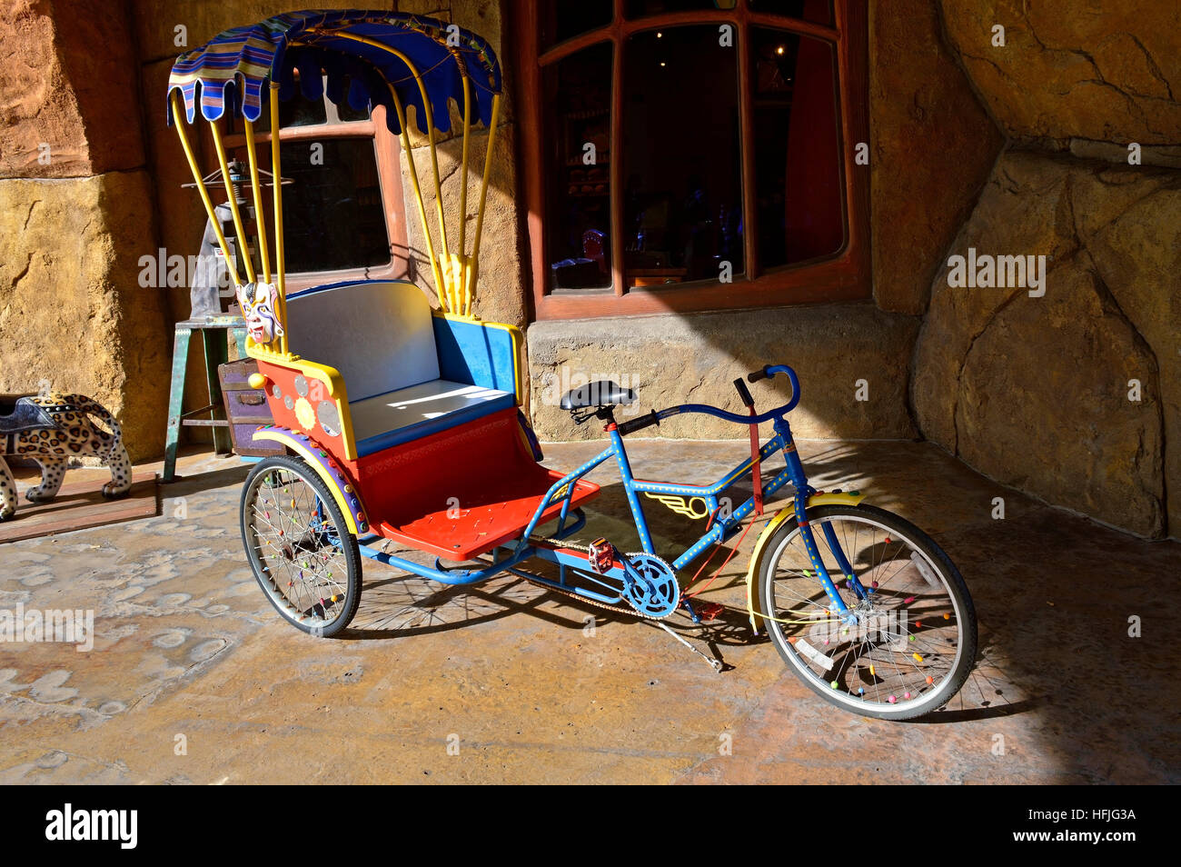 Un vélo à trois roues colorés avec chariot Banque D'Images