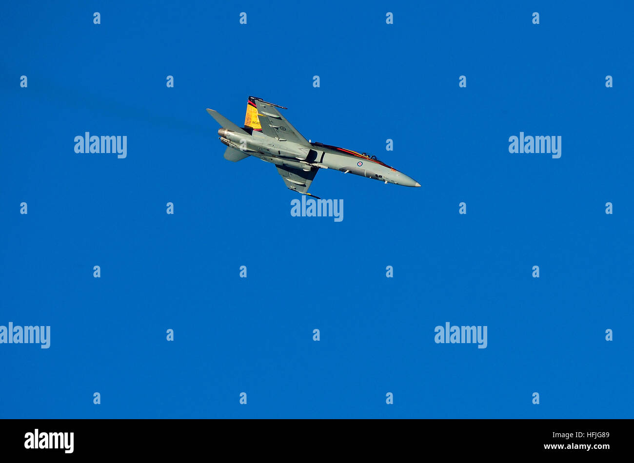 Un CF-18 Hornet de l'Armée de l'air jet airplane flying in the Air Show 2016 à Nanaimo sur l'île de Vancouver, Canada Banque D'Images