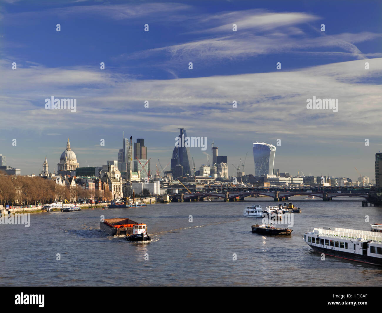 Ville de Londres Saint Paul's & Tamise de Waterloo Bridge avec remorqueur de naviguer en amont des emballages industriels London UK Banque D'Images