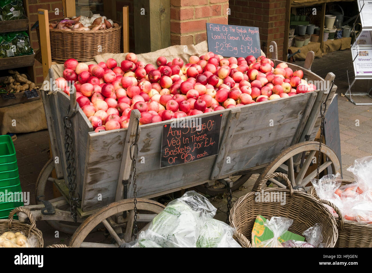 Anglais cultivés localement les pommes à vendre en bois de style ancien panier de pommes, ferme boutique, Doddington, Lincolnshire, Angleterre, Royaume-Uni. Banque D'Images
