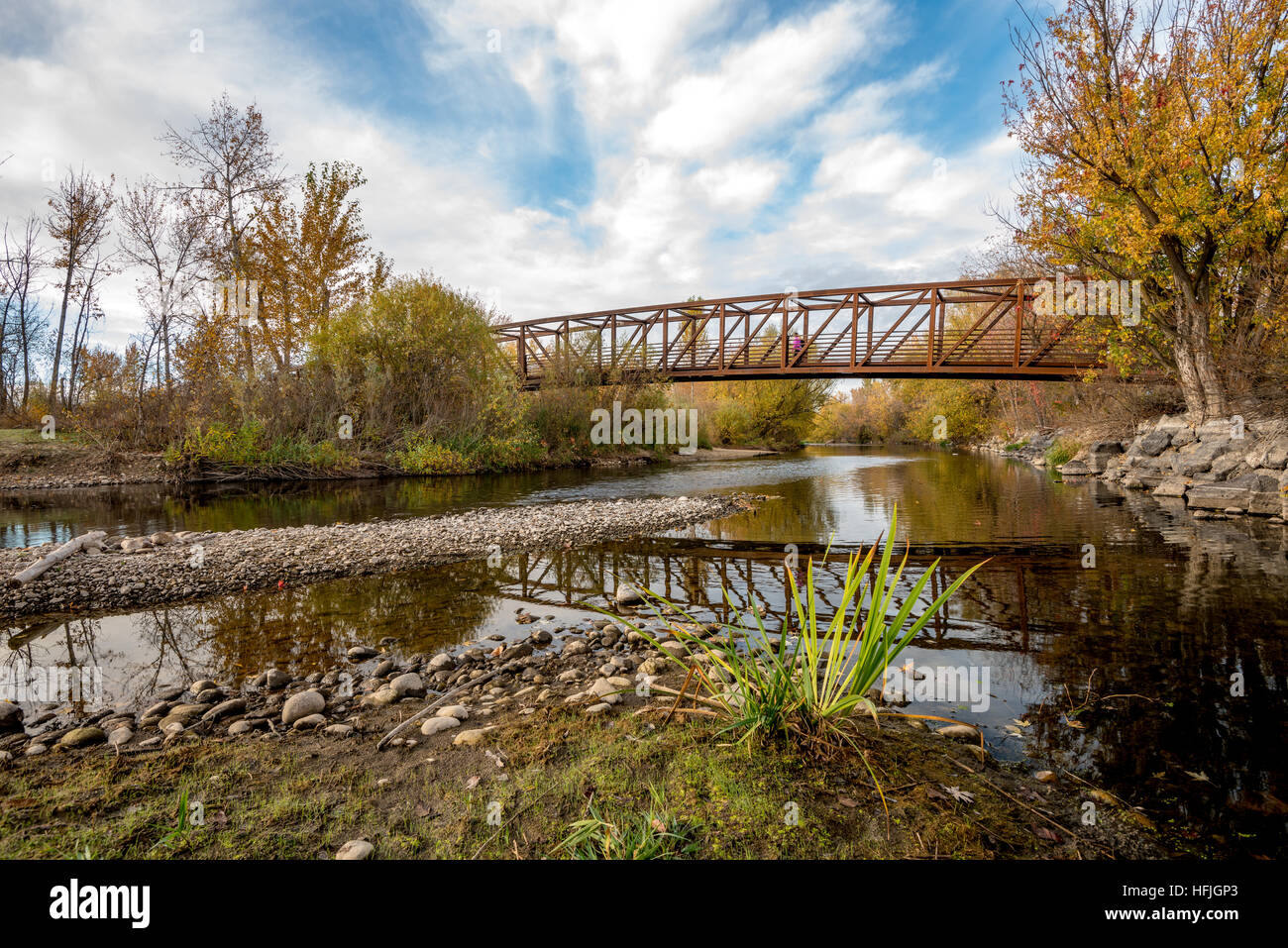 Couleurs d'automne et Boise river avec une passerelle Banque D'Images