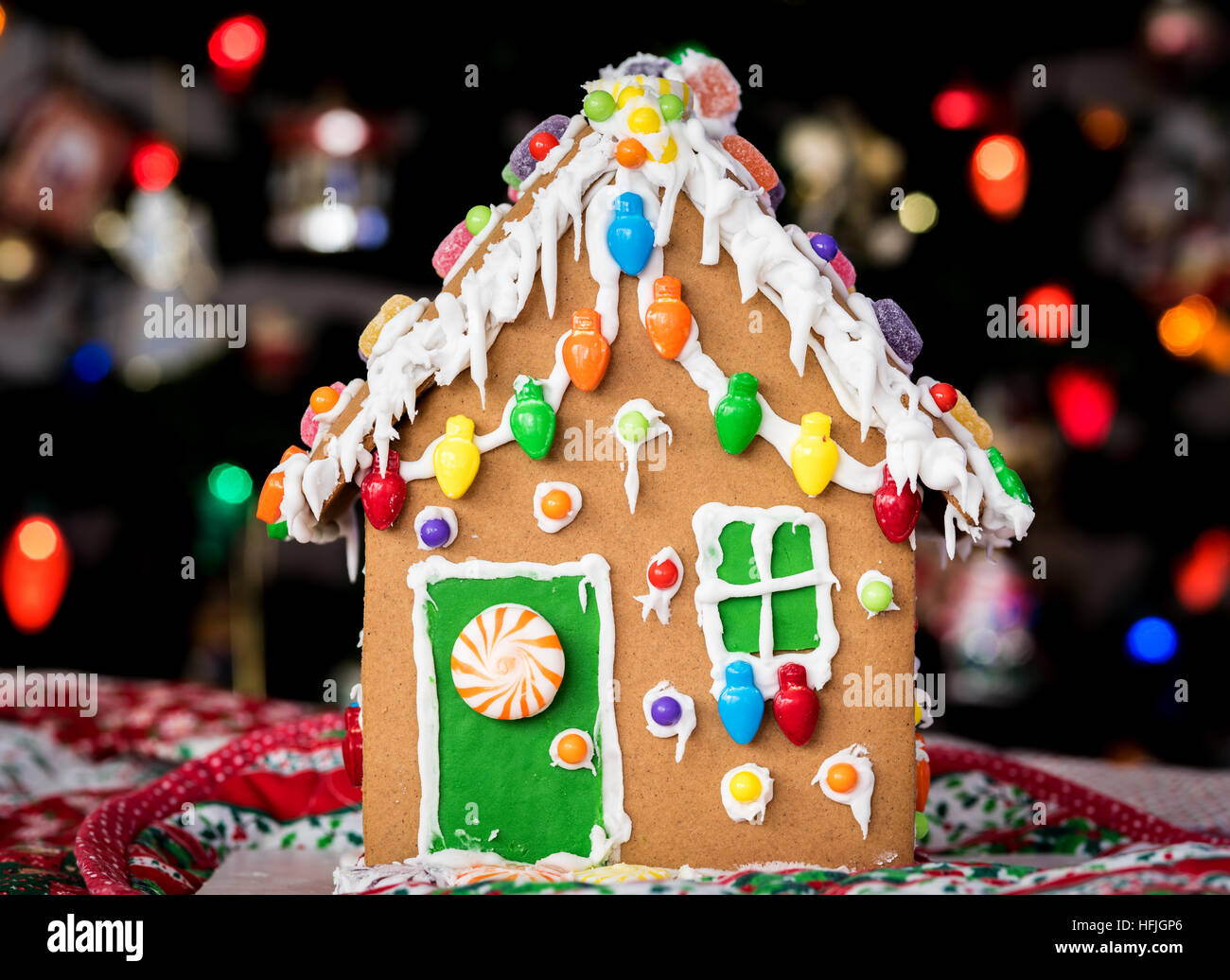 Maison en pain d'Épices fait maison avec des lumières de Noël Banque D'Images