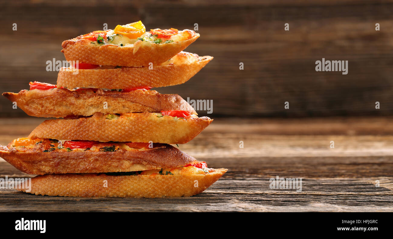 Heap croustillant de pain grillé avec le fromage et les tomates avec de l'espace pour le texte Banque D'Images