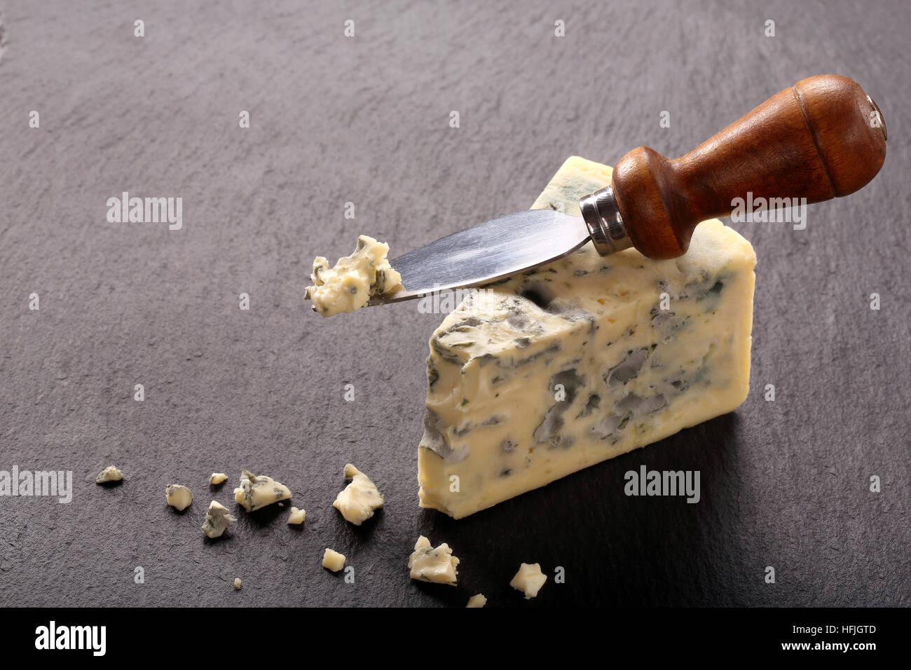 Fromage bleu avec un couteau à fromage sur un fond de pierre et de l'espace pour le texte Banque D'Images