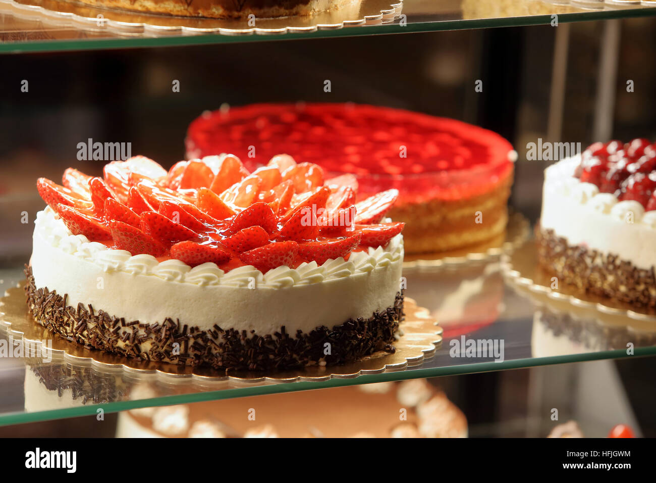 Differents Types De Gateaux De Patisserie D Affichage En Verre Photo Stock Alamy