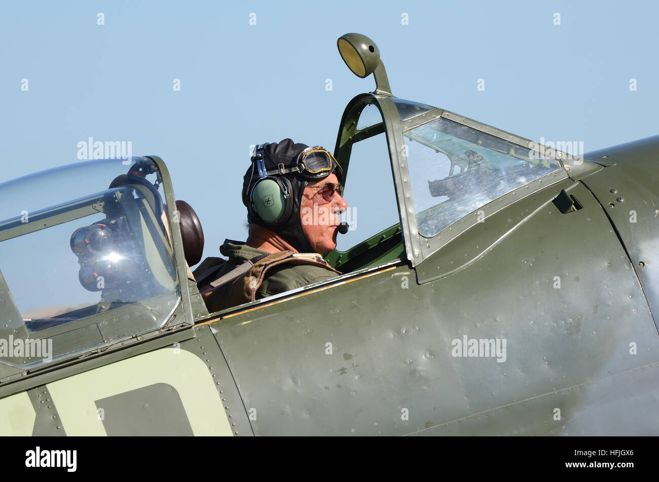 Brian Smith est un pilote qui vole avec le Fighter Collection et Old Flying Machine Company à Duxford. Ici dans MH434 Spitfire Banque D'Images
