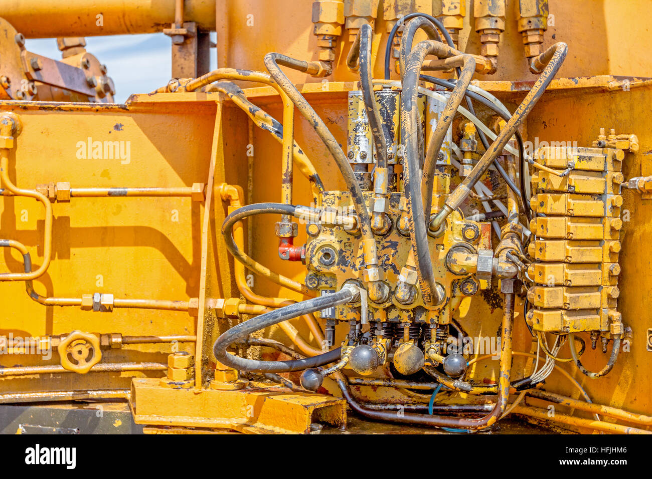 La pression hydraulique des tuyaux et les raccords de connexion, leviers, les vannes sur le tableau de contrôle du système industriel sur la machinerie de construction. Banque D'Images