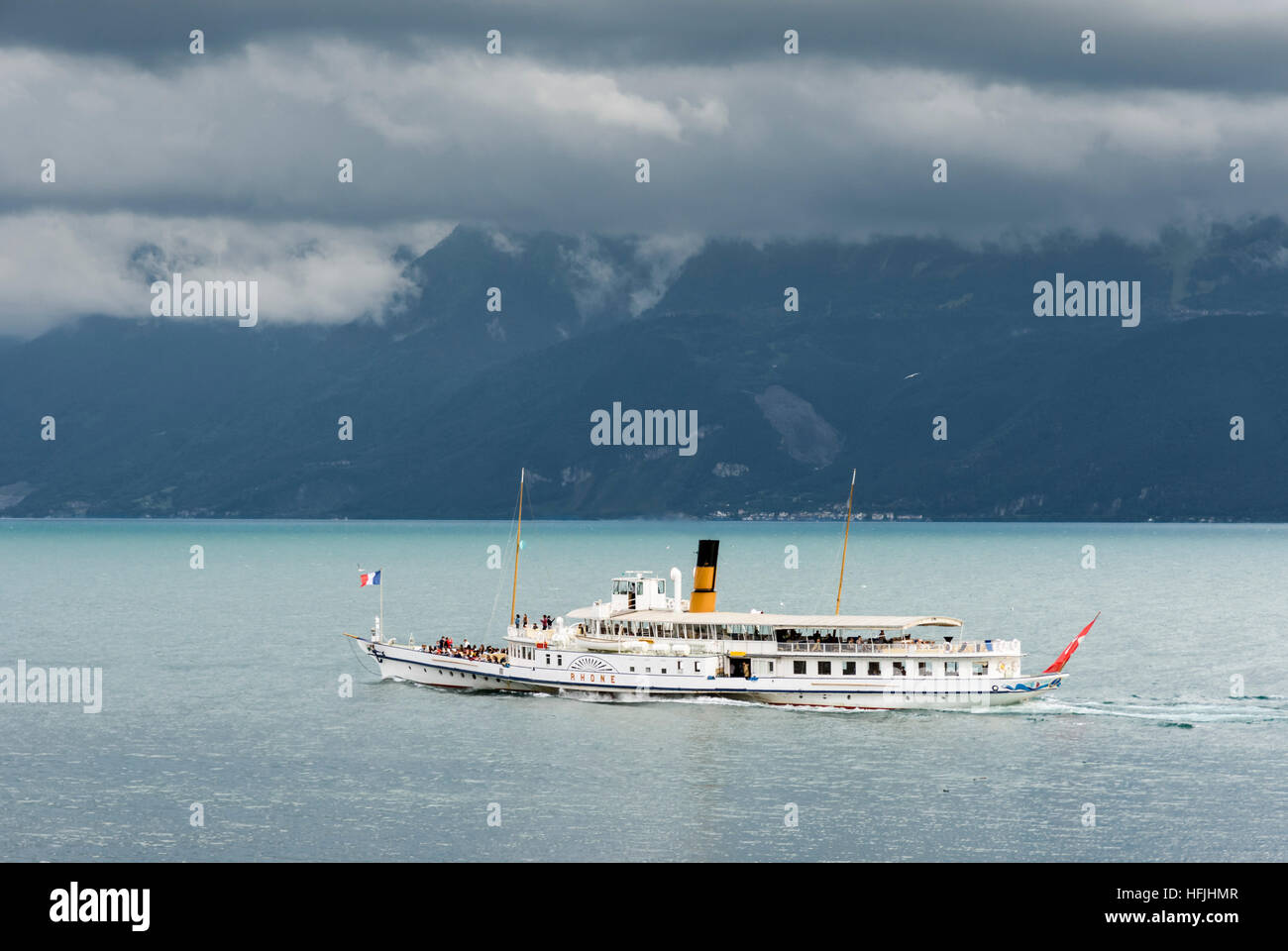 Les nuages bas foncé dans les rouleaux au-dessus de la CGN Rhône, un bateau à aubes sur le Lac Léman, Lausanne, Vaud, Suisse Banque D'Images