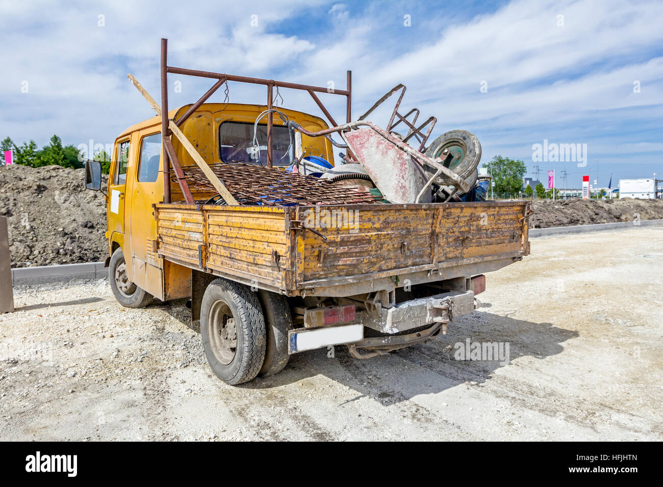 Jaune petit camion est garé, chargé avec divers outils de chantier Photo  Stock - Alamy